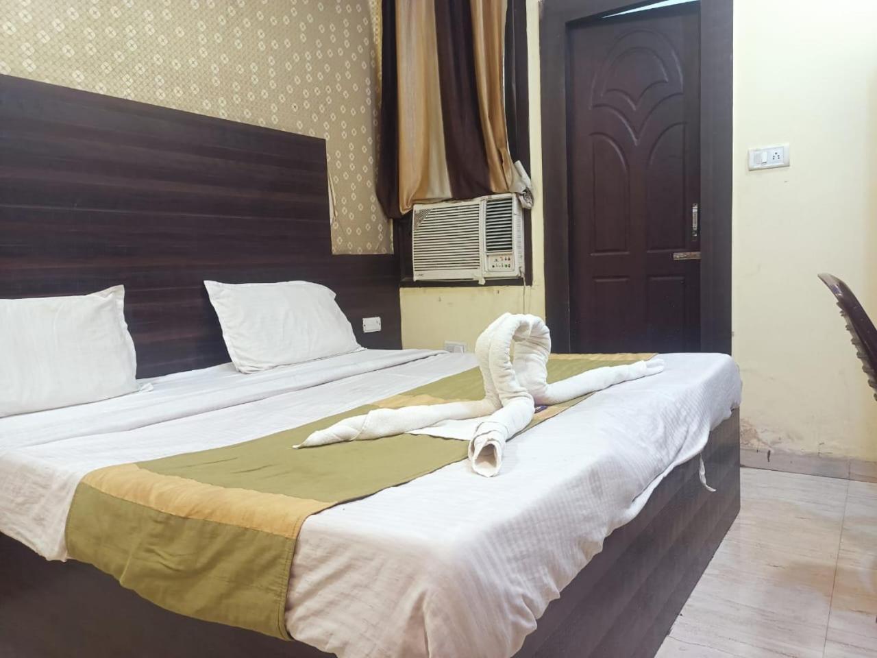 Hotel Park Avenue Lucknow Buitenkant foto