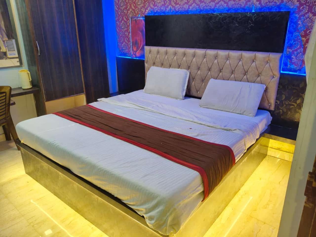Hotel Park Avenue Lucknow Buitenkant foto