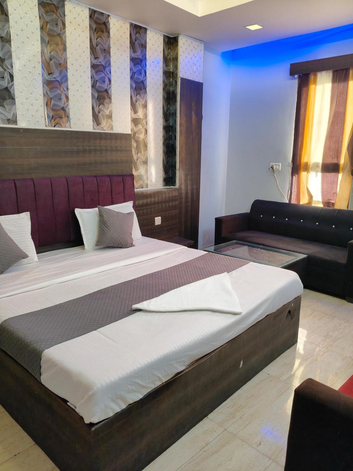 Hotel Park Avenue Lucknow Buitenkant foto